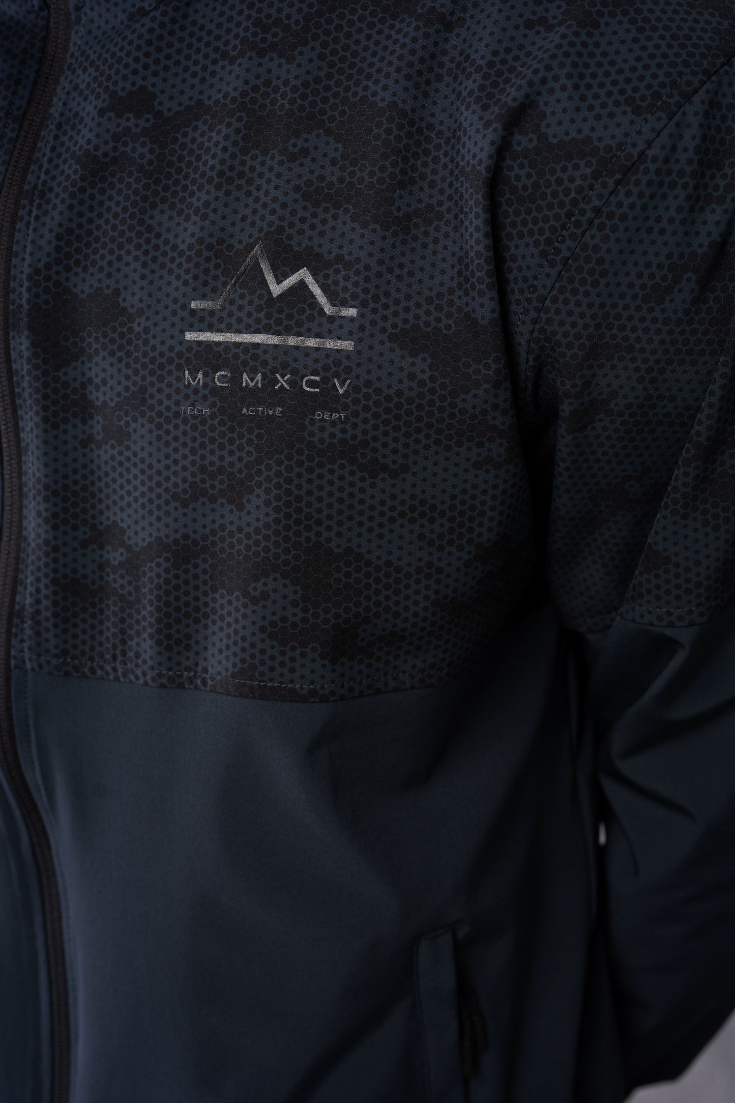 ARMOUR WINDBREAKER JACKET - OMBRE/BLACK