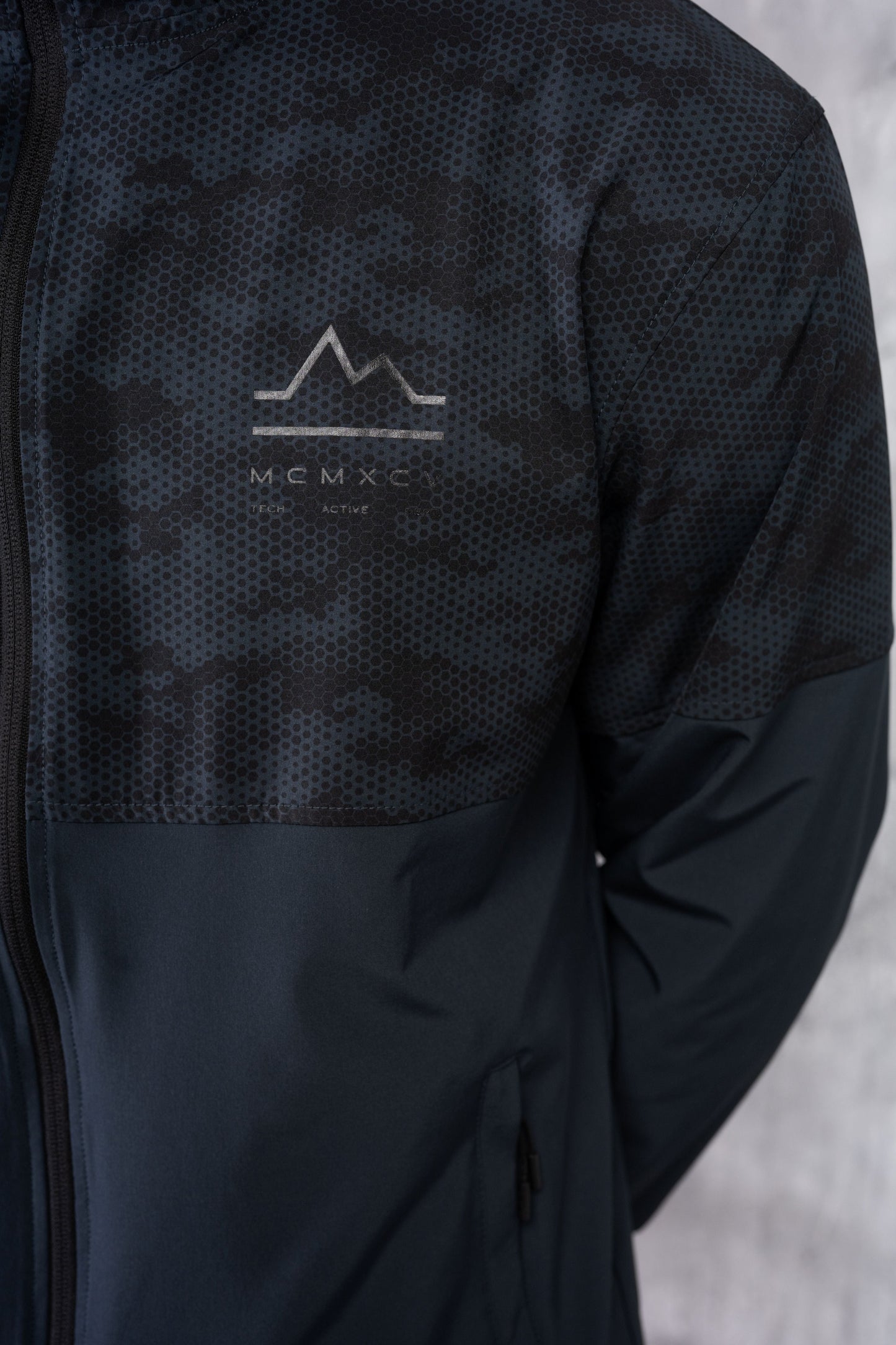 ARMOUR WINDBREAKER JACKET - OMBRE/BLACK