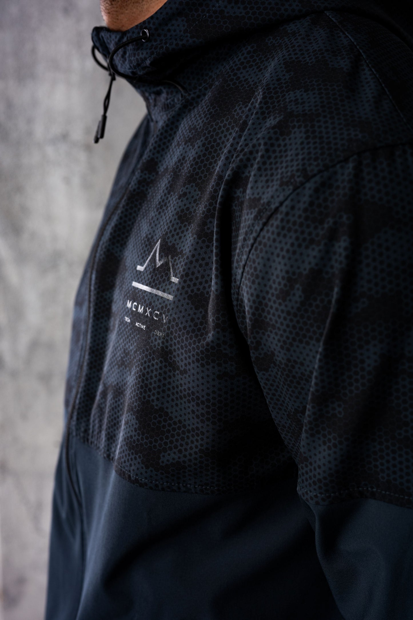 ARMOUR WINDBREAKER JACKET - OMBRE/BLACK