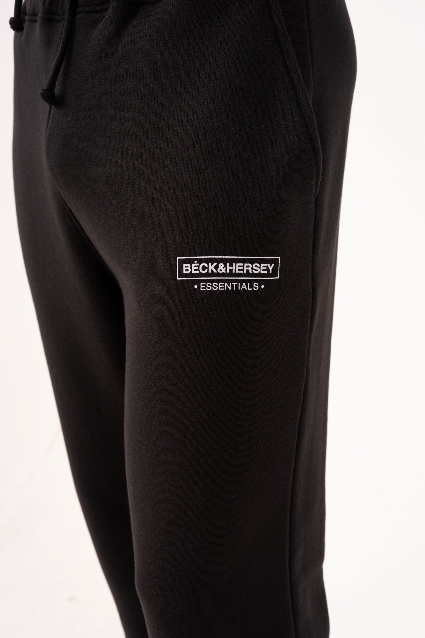 ESSENTIAL JOGGERS - BLACK