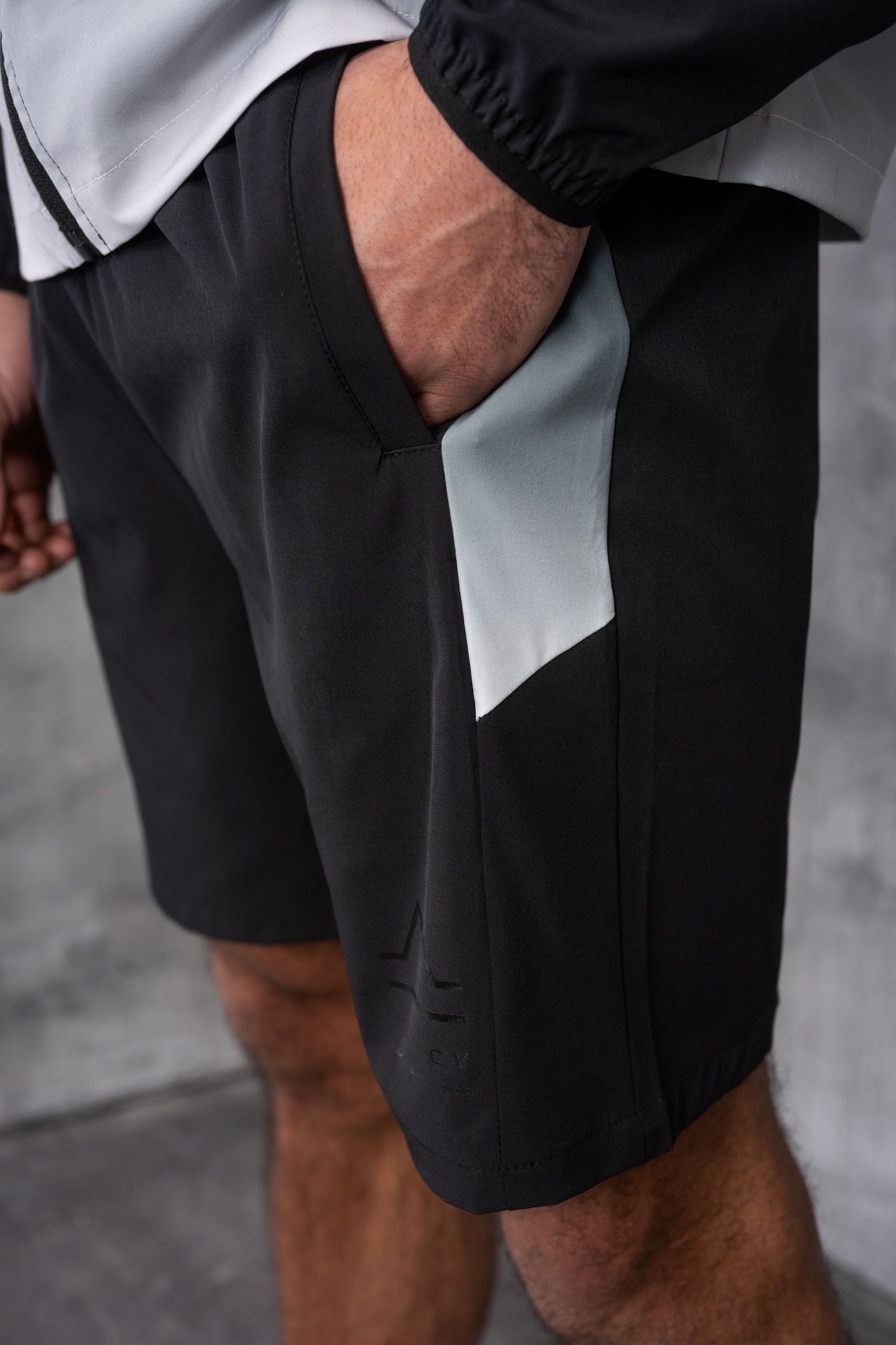 SURGE TECH SHORT - SILVER/BLACK